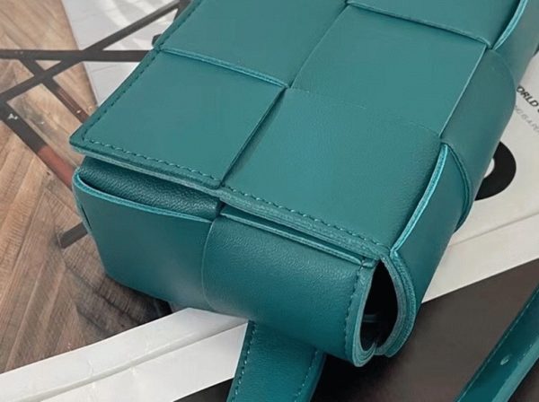Contrefaçon sac banane Bottega Veneta Cassette en Mallard – Image 4