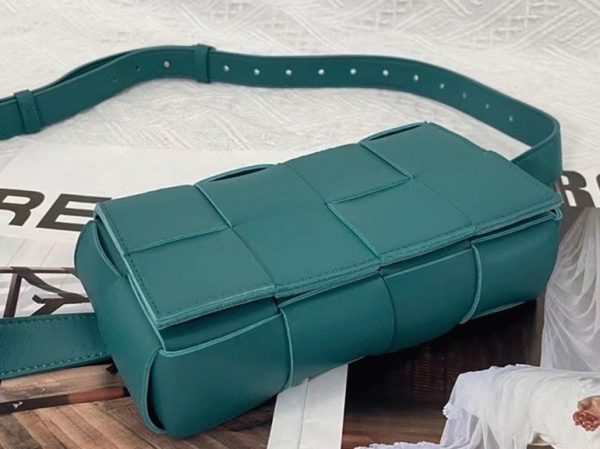 Contrefaçon sac banane Bottega Veneta Cassette en Mallard – Image 3
