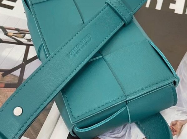 Contrefaçon sac banane Bottega Veneta Cassette en Mallard – Image 2