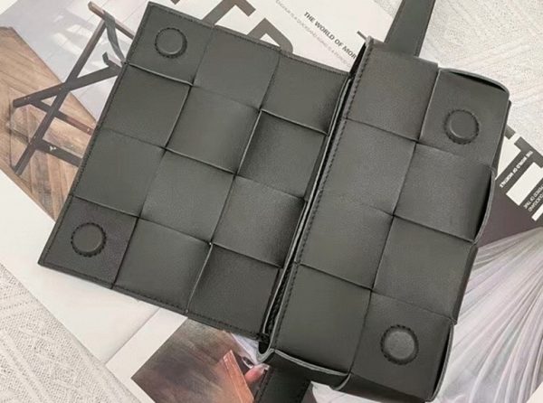 Réplique sac banane Bottega Veneta Cassette en Noir – Image 10