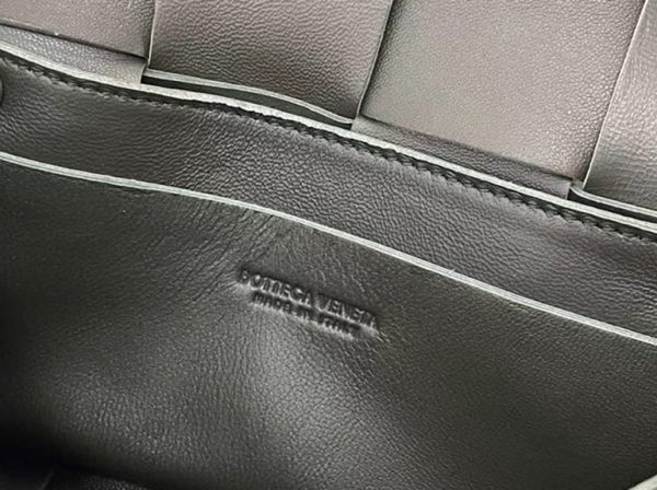 Réplique sac banane Bottega Veneta Cassette en Noir – Image 9