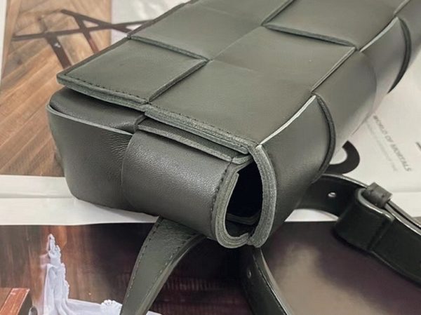 Réplique sac banane Bottega Veneta Cassette en Noir – Image 8
