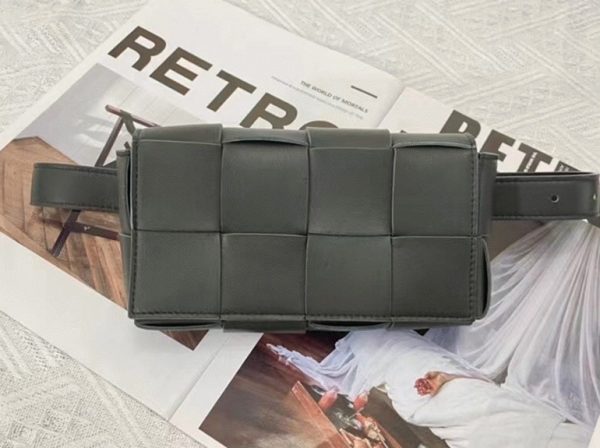 Réplique sac banane Bottega Veneta Cassette en Noir – Image 6