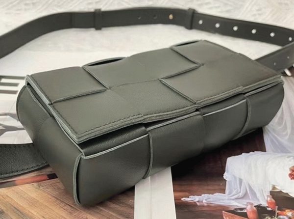 Réplique sac banane Bottega Veneta Cassette en Noir – Image 5