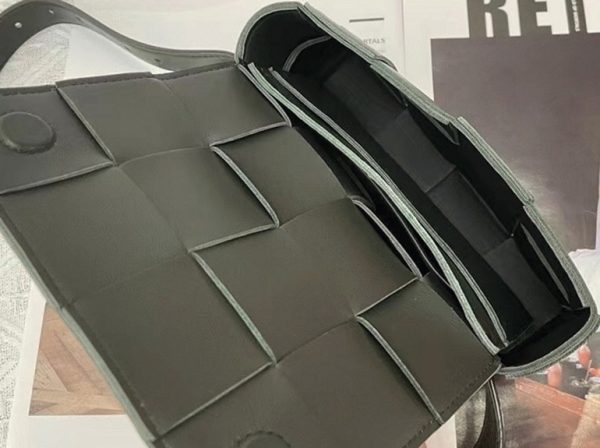 Réplique sac banane Bottega Veneta Cassette en Noir – Image 4