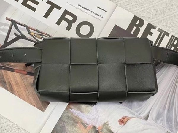 Réplique sac banane Bottega Veneta Cassette en Noir – Image 3