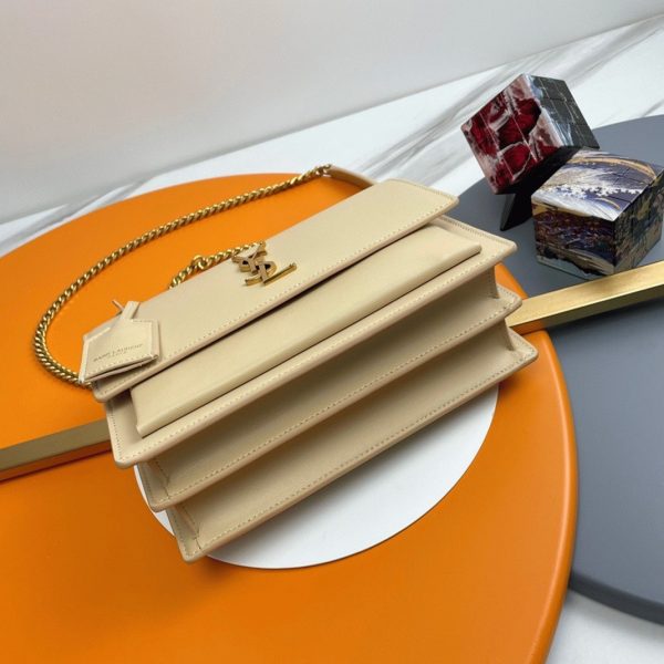 Sac Saint Laurent Sunset Medium à Chaîne en Cuir de Veau Beige – Image 9