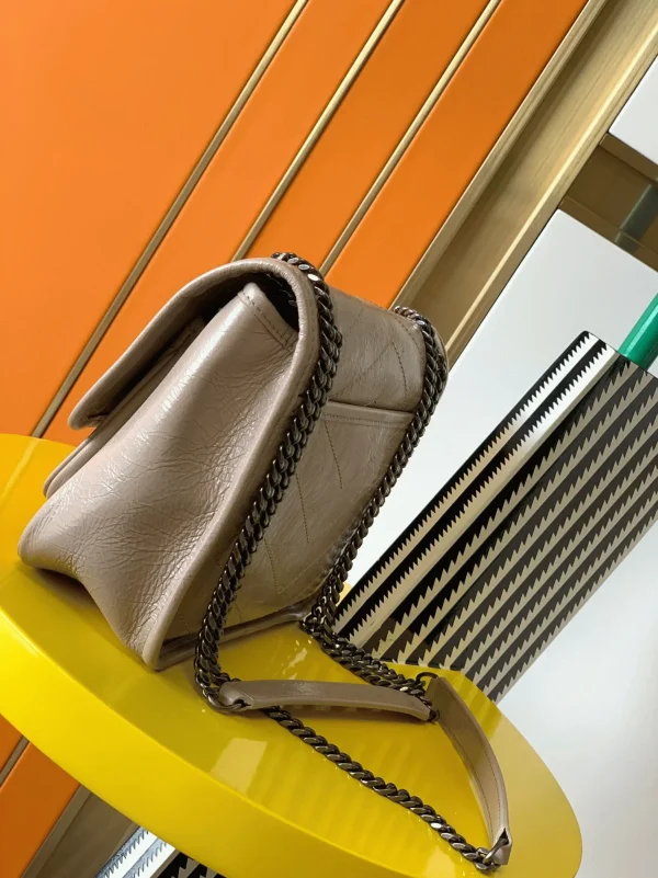 Réplique Sac Saint Laurent Niki Baby à Chaîne en Beige – Image 9