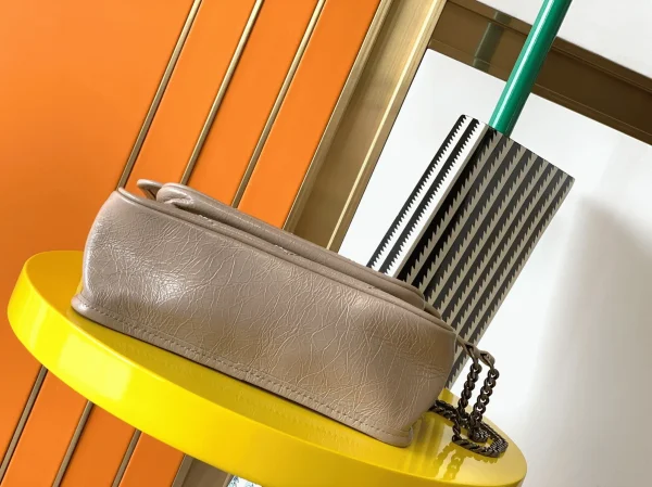Réplique Sac Saint Laurent Niki Baby à Chaîne en Beige – Image 7