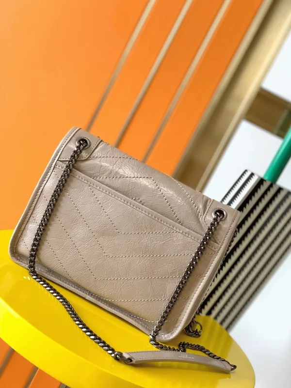 Réplique Sac Saint Laurent Niki Baby à Chaîne en Beige – Image 3