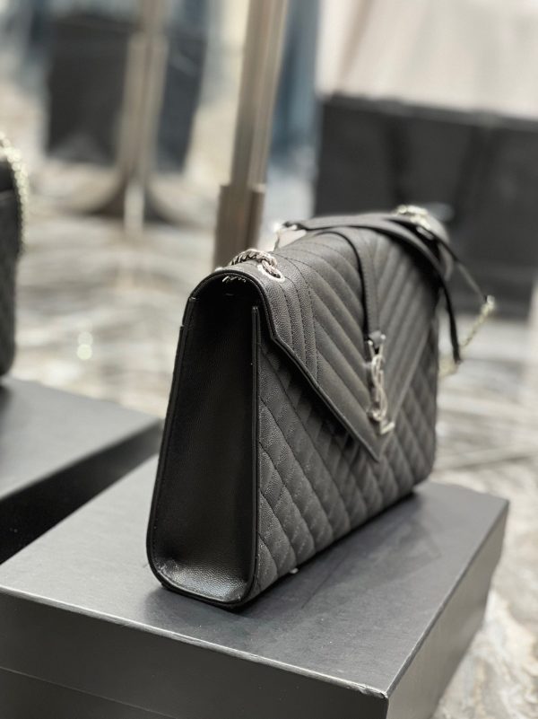 Fausse Sacoche Saint Laurent Envelope Large en Noir – Image 5