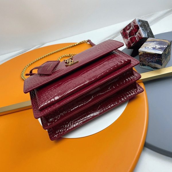 Sac Saint Laurent Sunset Medium à Chaîne en Cuir Embossé Crocodile Bordeaux – Image 9