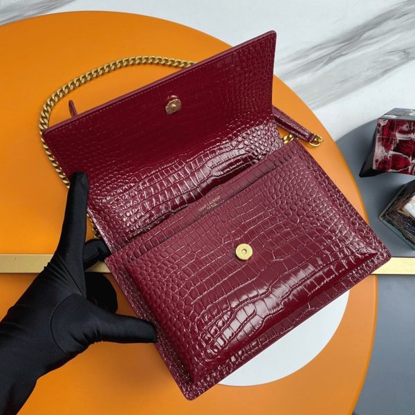 Sac Saint Laurent Sunset Medium à Chaîne en Cuir Embossé Crocodile Bordeaux – Image 7