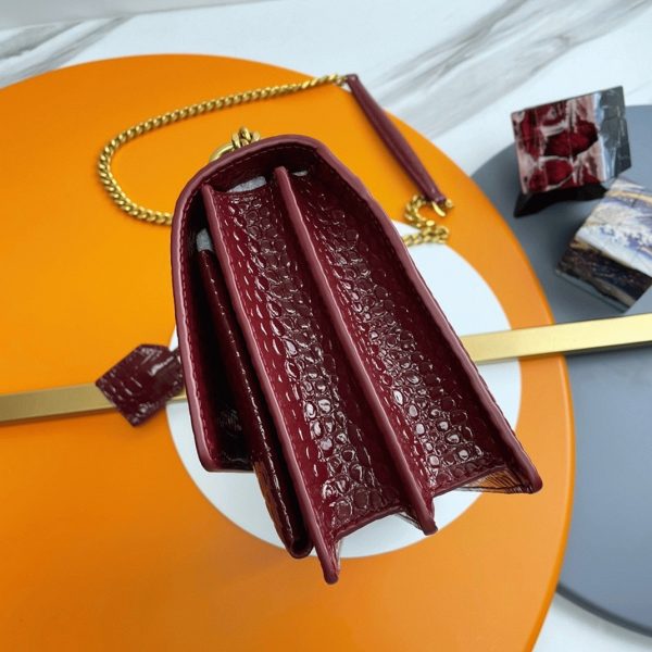 Sac Saint Laurent Sunset Medium à Chaîne en Cuir Embossé Crocodile Bordeaux – Image 4