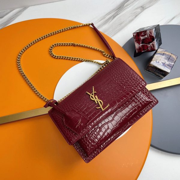 Sac Saint Laurent Sunset Medium à Chaîne en Cuir Embossé Crocodile Bordeaux – Image 2