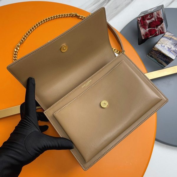Sac Saint Laurent Sunset Medium à Chaîne en Cuir de Veau Taupe – Image 10