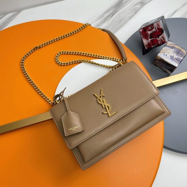 Sac Saint Laurent Sunset Medium à Chaîne en Cuir de Veau Taupe – Image 9