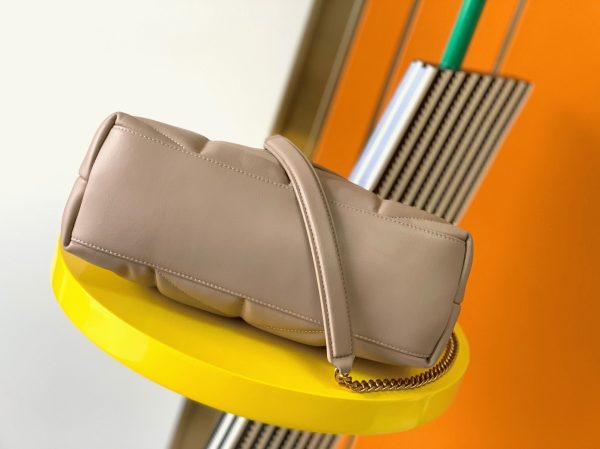 Sac Saint Laurent Puffer Small à Chaîne en Cuir d’Agneau Beige – Image 8