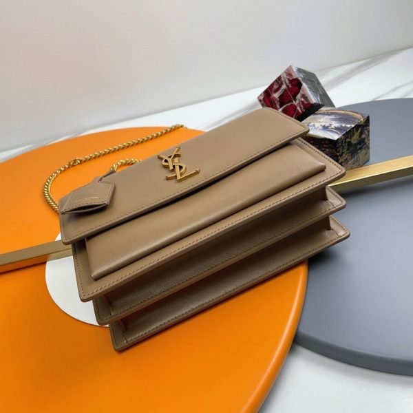 Sac Saint Laurent Sunset Medium à Chaîne en Cuir de Veau Taupe – Image 4