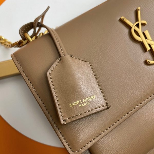 Sac Saint Laurent Sunset Medium à Chaîne en Cuir de Veau Taupe – Image 3