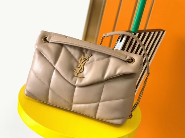 Sac Saint Laurent Puffer Small à Chaîne en Cuir d’Agneau Beige – Image 5
