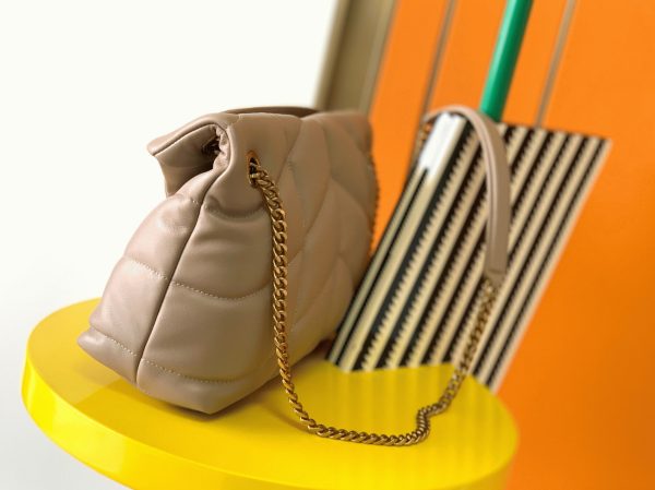Sac Saint Laurent Puffer Small à Chaîne en Cuir d’Agneau Beige – Image 3