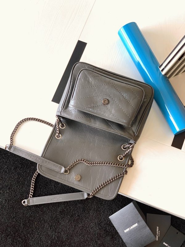 Fausse Sacoche Saint Laurent Niki Baby à Chaîne en Gris Foncé – Image 9