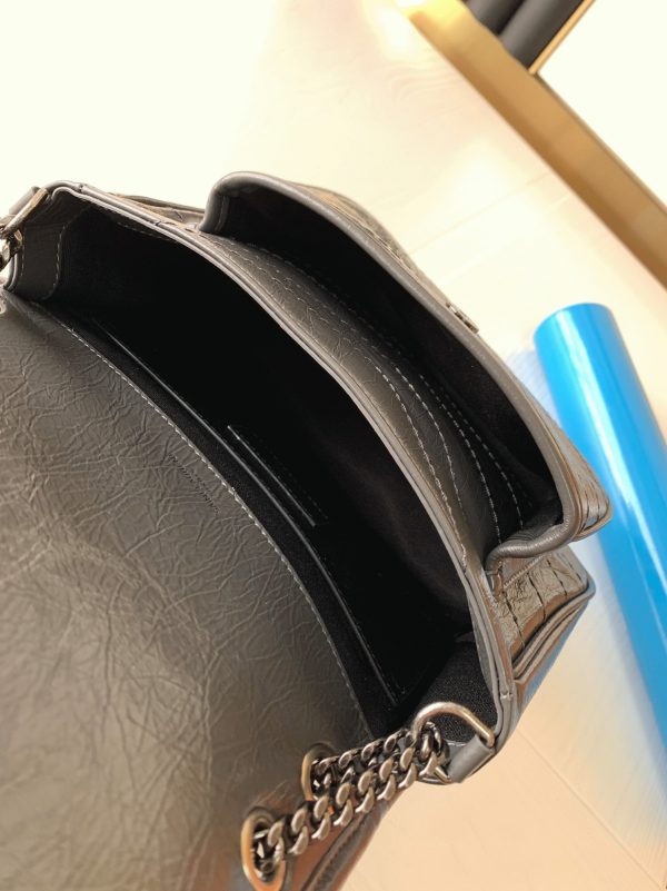 Fausse Sacoche Saint Laurent Niki Baby à Chaîne en Gris Foncé – Image 8