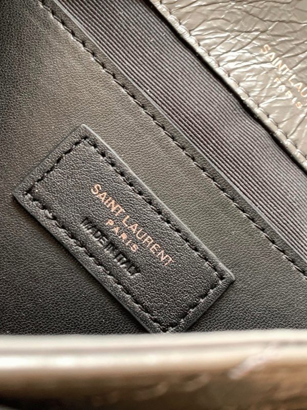 Fausse Sacoche Saint Laurent Niki Baby à Chaîne en Gris Foncé – Image 7