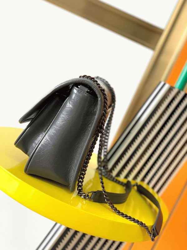 Fausse Sacoche Saint Laurent Niki Baby à Chaîne en Gris Foncé – Image 6