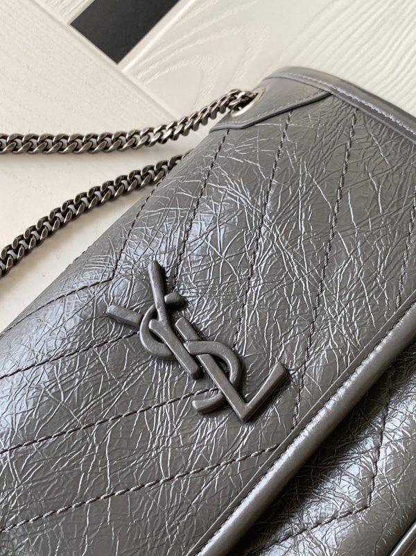 Fausse Sacoche Saint Laurent Niki Baby à Chaîne en Gris Foncé – Image 4