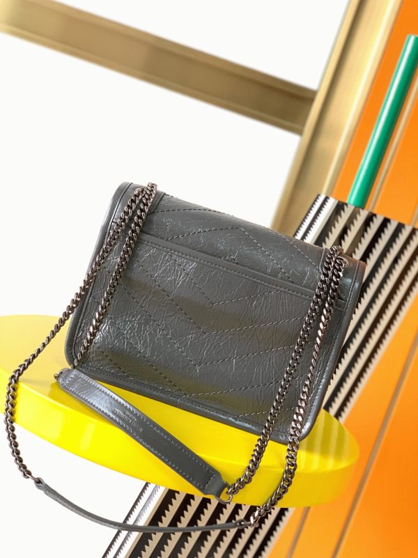 Fausse Sacoche Saint Laurent Niki Baby à Chaîne en Gris Foncé – Image 2