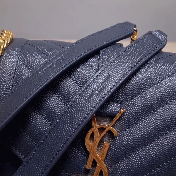 Fausse Sacoche Saint Laurent Envelope Medium en Marine – Image 2