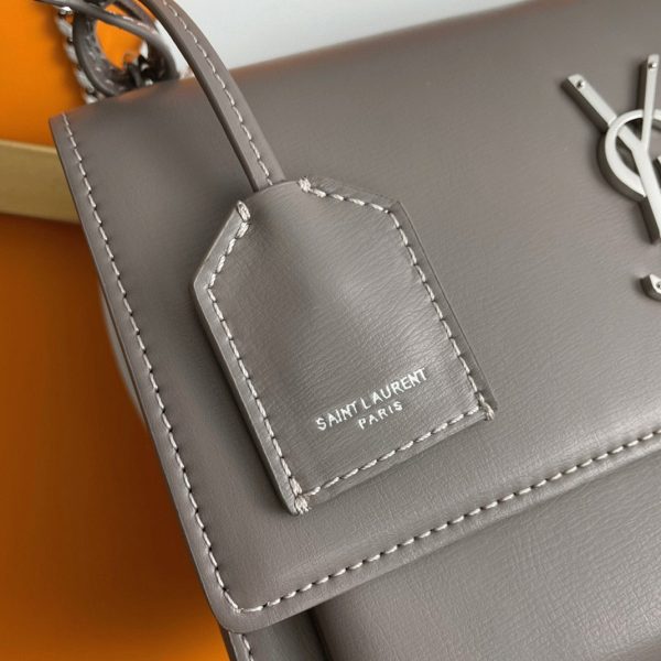 Sac Saint Laurent Sunset Medium à Chaîne en Cuir de Veau Gris – Image 4