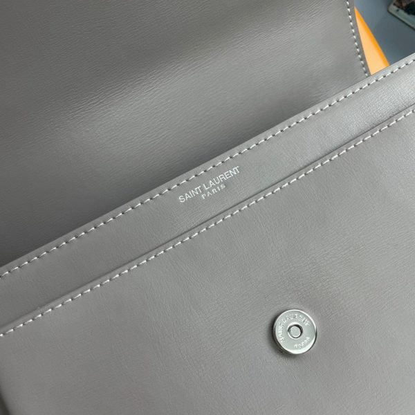 Sac Saint Laurent Sunset Medium à Chaîne en Cuir de Veau Gris – Image 10