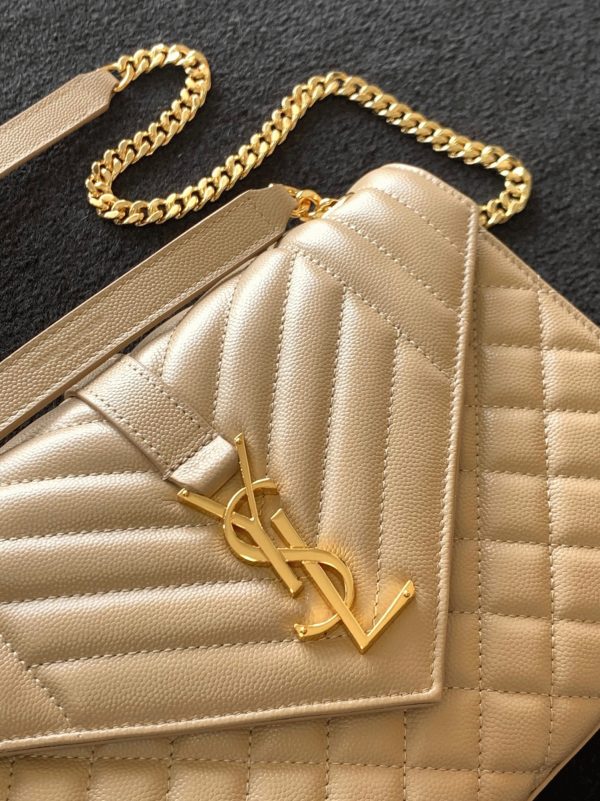 Fausse Sacoche Saint Laurent Envelope Medium en Beige – Image 3
