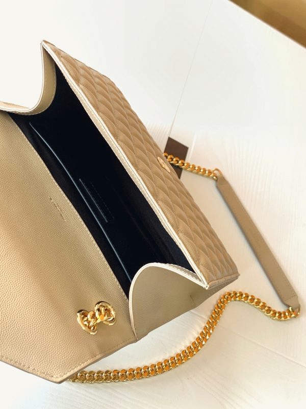 Fausse Sacoche Saint Laurent Envelope Medium en Beige – Image 10