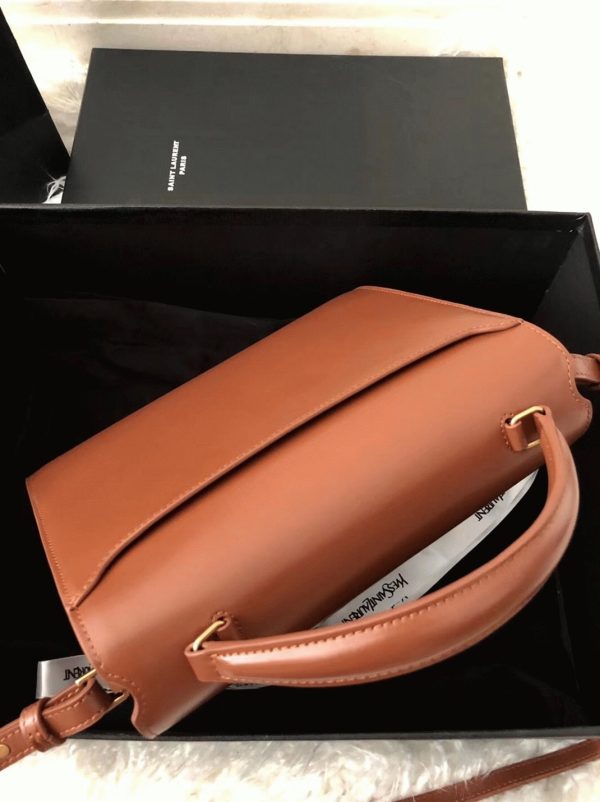 Contrefaçon Sac Saint Laurent Cassandra Medium en Daim Marron – Image 8