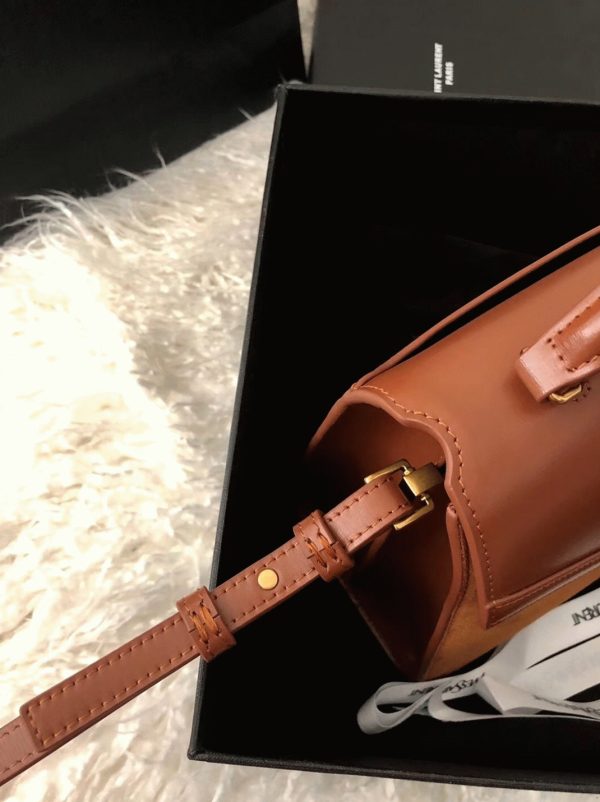 Contrefaçon Sac Saint Laurent Cassandra Medium en Daim Marron – Image 7