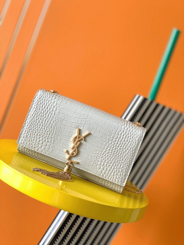 Fausse Sacoche Saint Laurent Kate Medium à Frange en Cuir Embossé Crocodile Blanc – Image 7