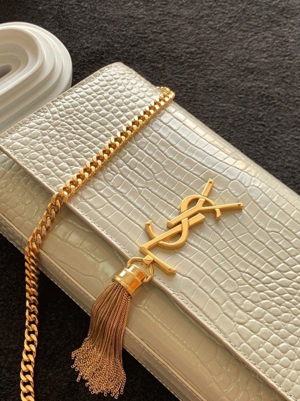 Fausse Sacoche Saint Laurent Kate Medium à Frange en Cuir Embossé Crocodile Blanc – Image 6