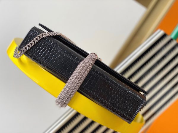 Fausse Sacoche Saint Laurent Kate Medium à Frange en Cuir Embossé Crocodile Noir – Image 8
