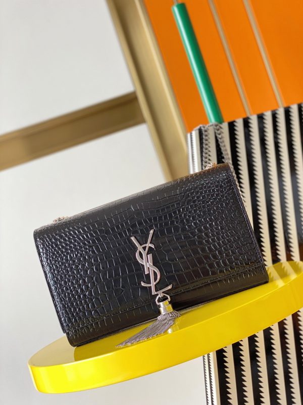 Fausse Sacoche Saint Laurent Kate Medium à Frange en Cuir Embossé Crocodile Noir – Image 4