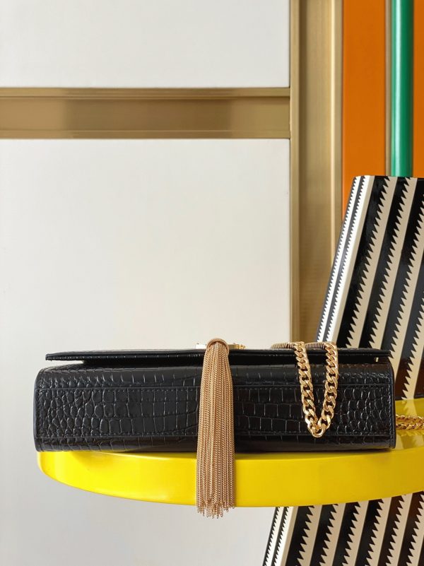 Contrefaçon Sac Saint Laurent Kate Medium à Frange en Cuir Embossé Crocodile Noir – Image 4