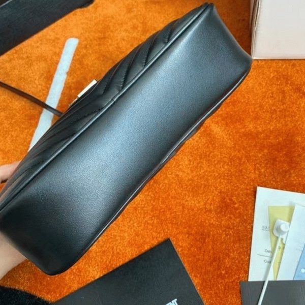 Contrefaçon Sac Saint Laurent Lou Camera en Noir – Image 10
