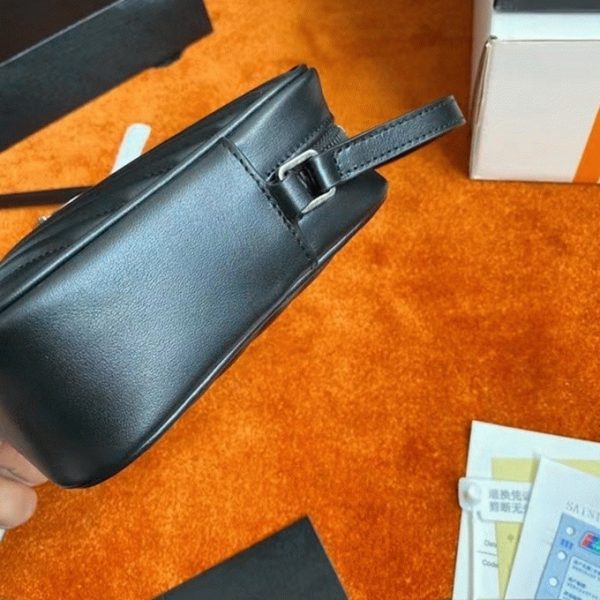 Contrefaçon Sac Saint Laurent Lou Camera en Noir – Image 3