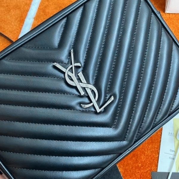 Contrefaçon Sac Saint Laurent Lou Camera en Noir – Image 2