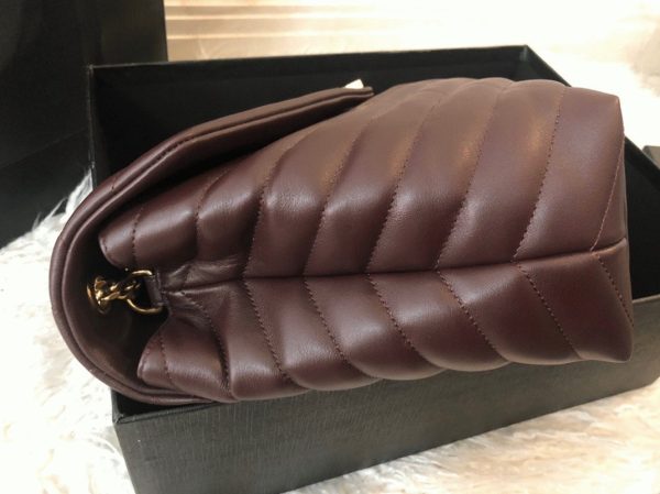 Réplique Sac de Créateur Saint Laurent LouLou Medium à Chaîne en Bourgogne – Image 8