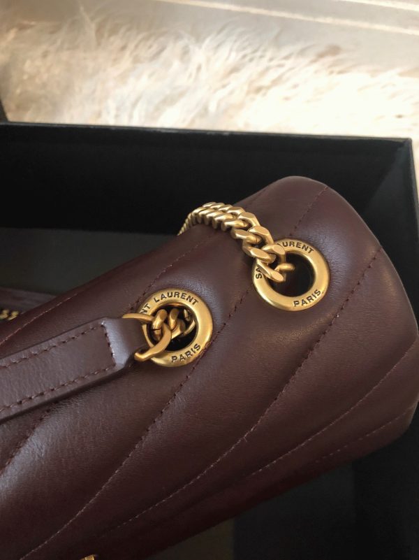 Réplique Sac de Créateur Saint Laurent LouLou Medium à Chaîne en Bourgogne – Image 5