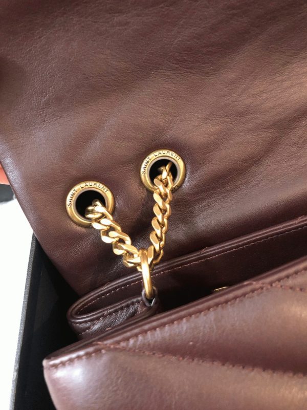 Réplique Sac de Créateur Saint Laurent LouLou Medium à Chaîne en Bourgogne – Image 3